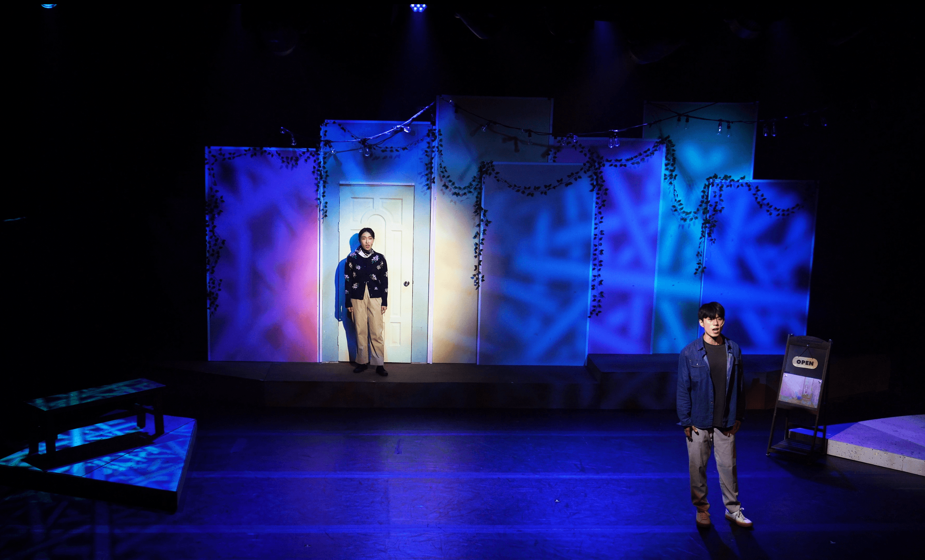 블루 조명 속 무대