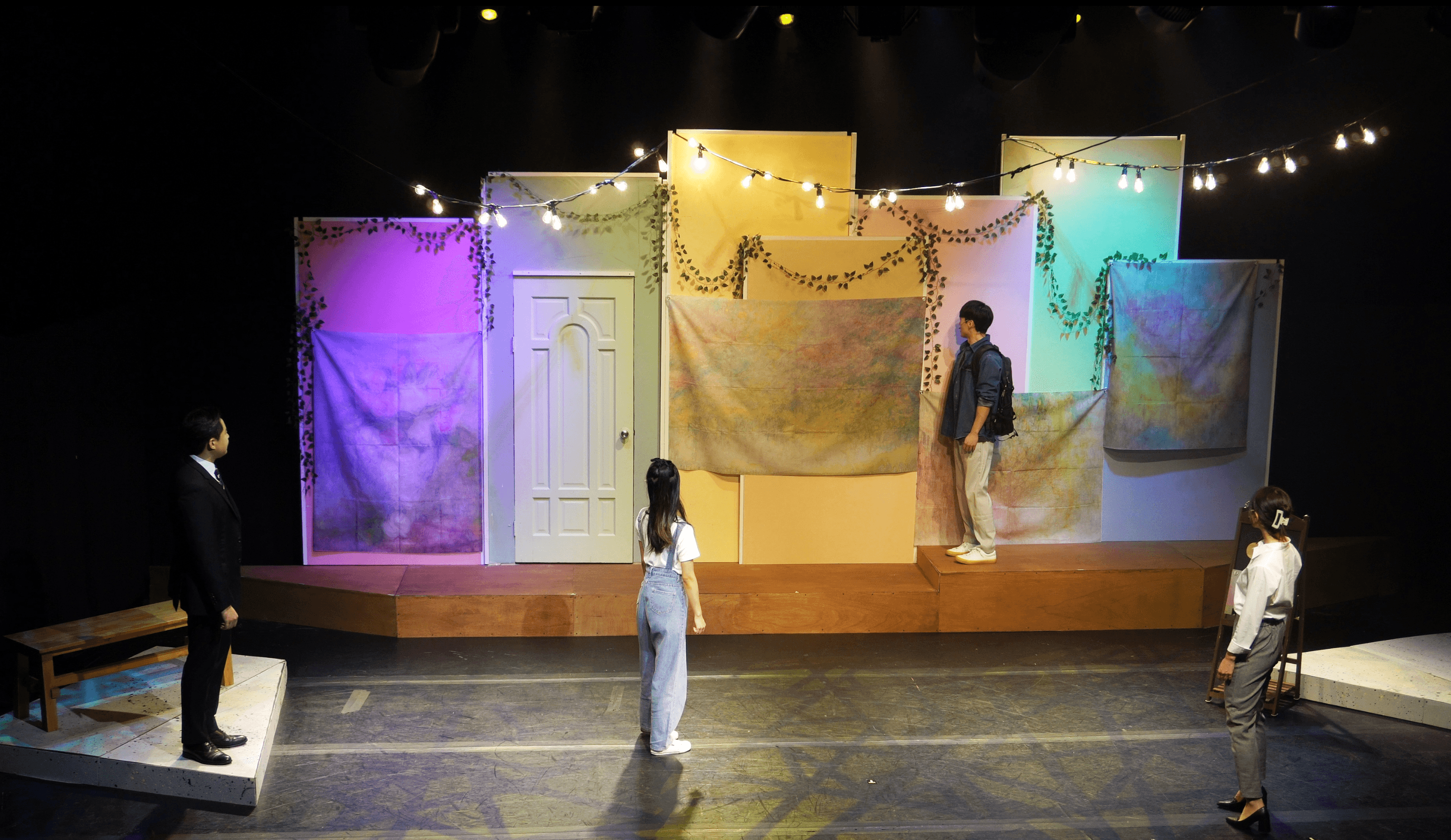 화려한 무대 위 배우들