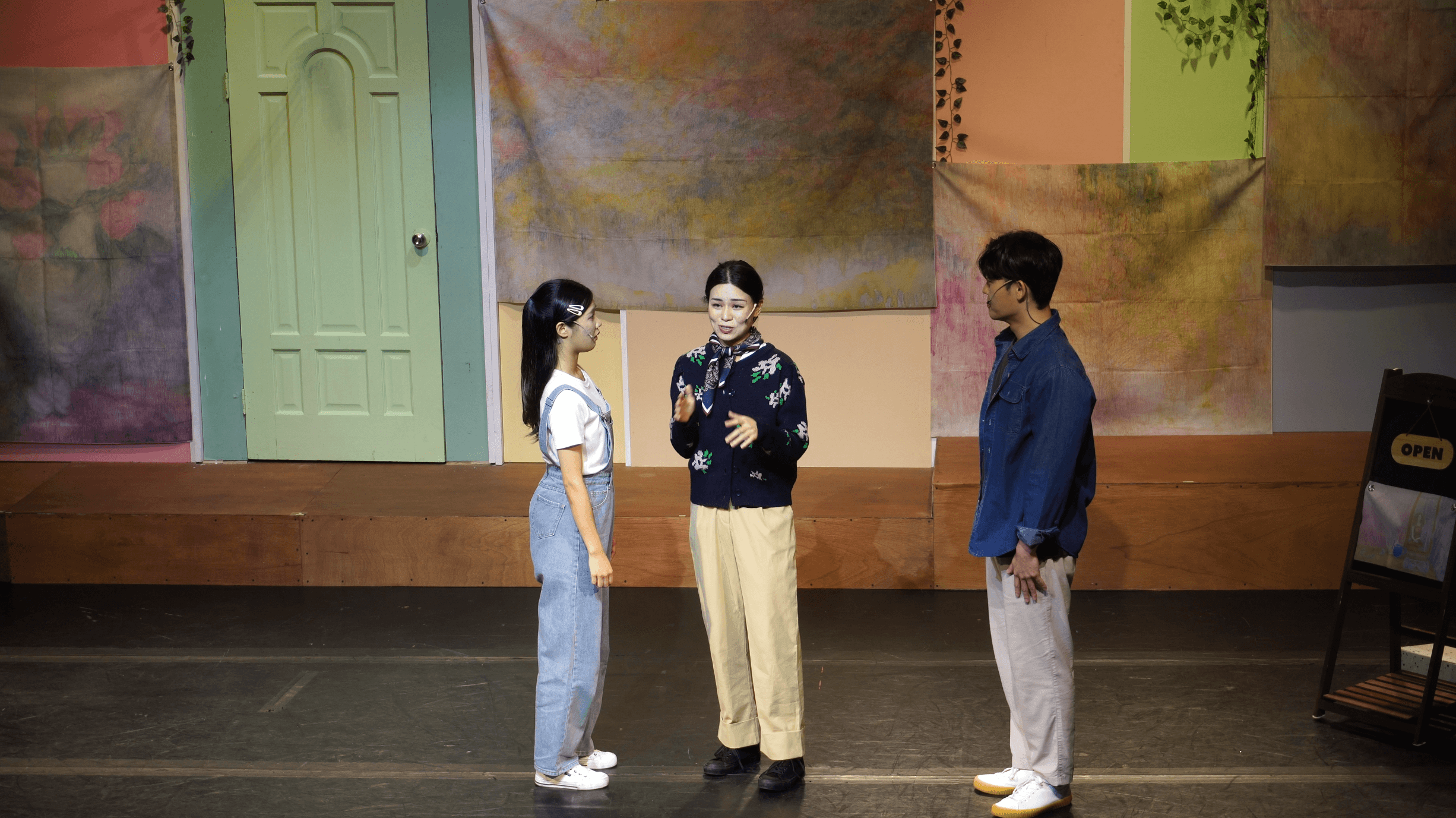 세 배우 대화 장면